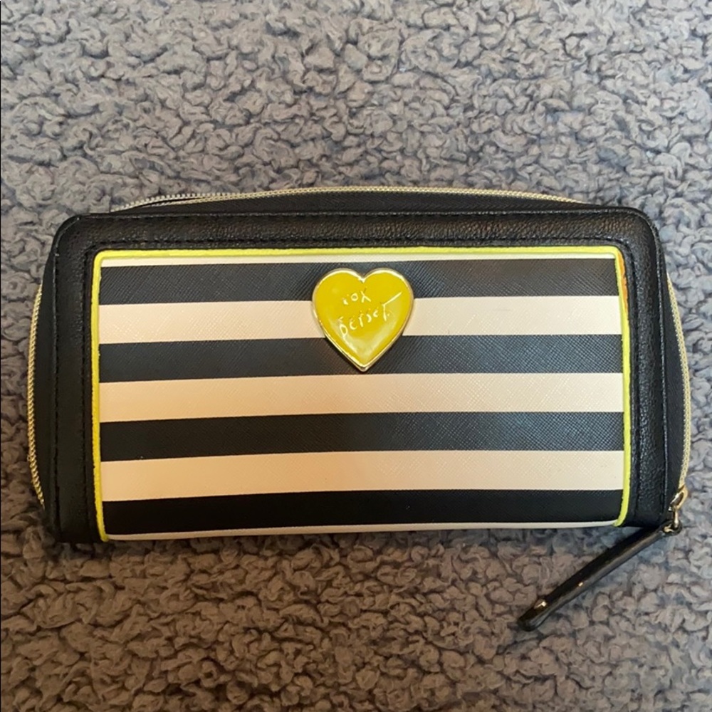 NWOT Betsey wallet